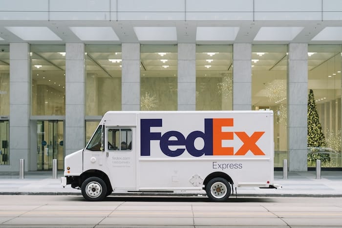 does FedEx background check? Felony Record Hub blog with truck image